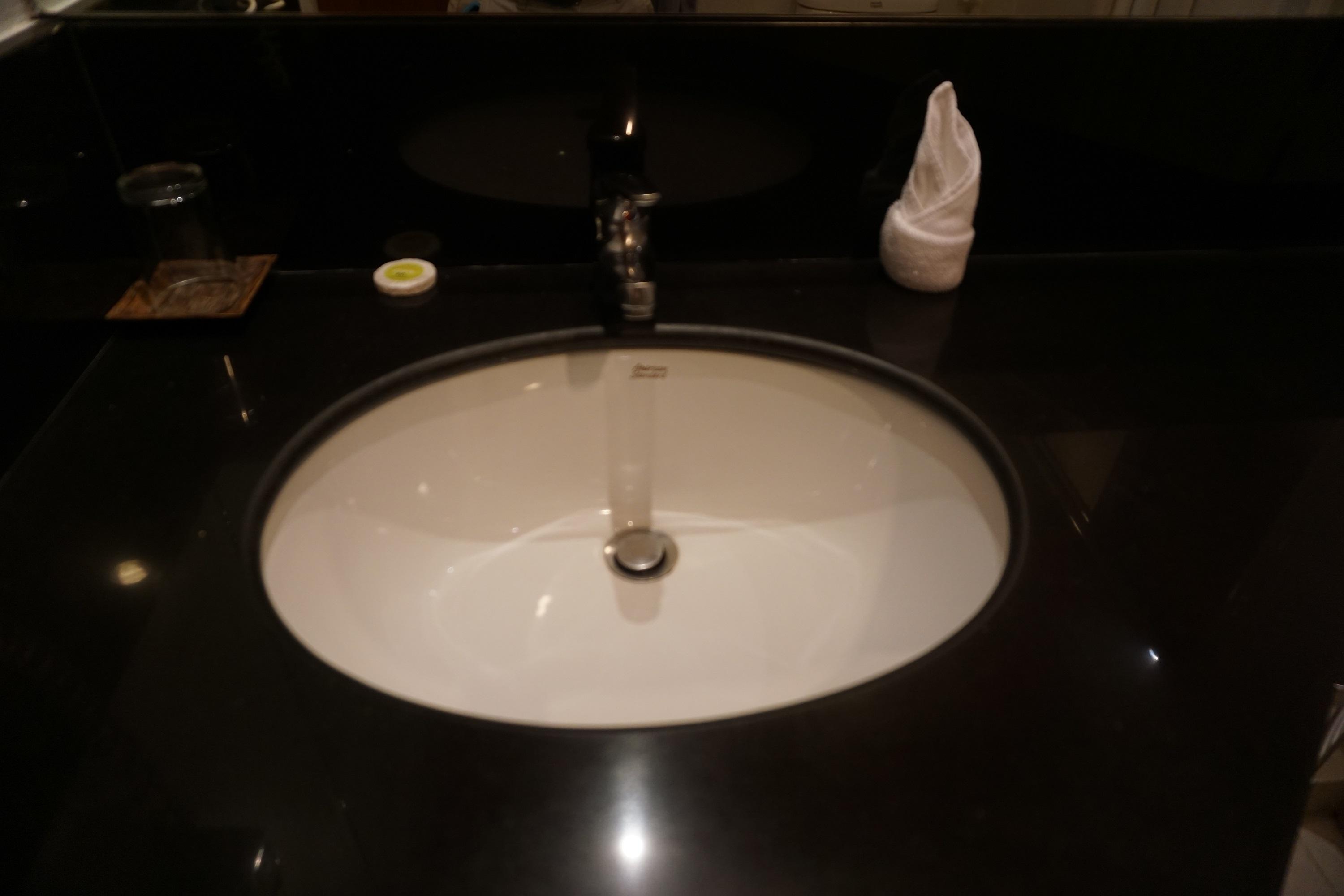 Icheck Inn Sukhumvit 19 Бангкок Экстерьер фото