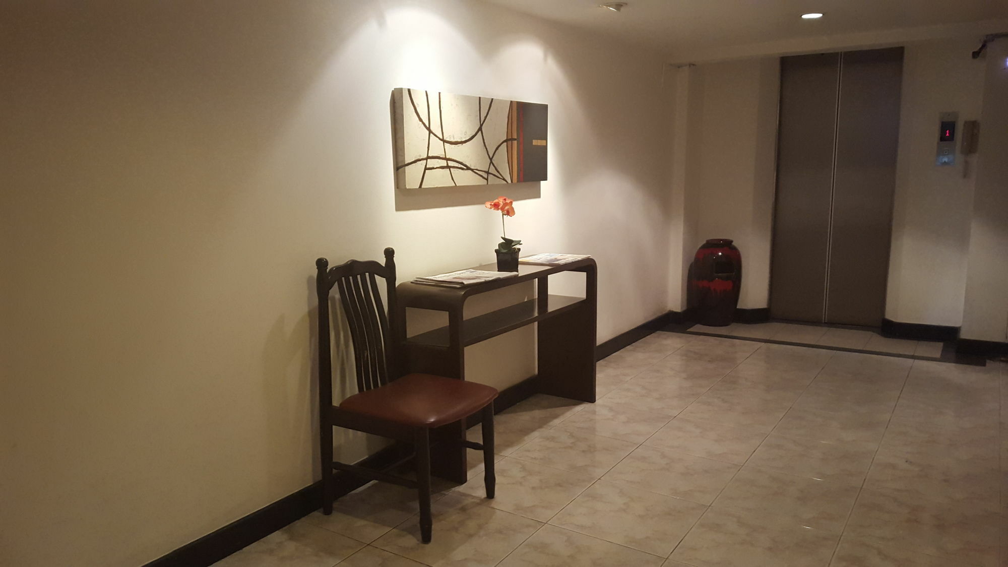 Icheck Inn Sukhumvit 19 Бангкок Экстерьер фото